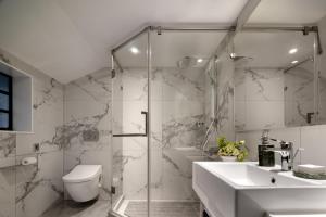 a bathroom with a shower and a toilet and a sink at ANHE GARDEN HOTEL in Shanghai +53 photos
