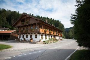 a building on the side of a road at Gasthaus Posch in Miesbach