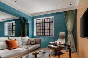 a living room with blue walls and a couch at ANHE GARDEN HOTEL in Shanghai