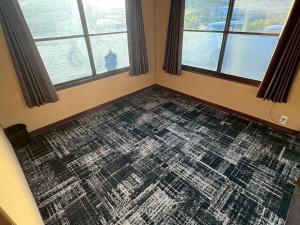 a room with a rug on the floor and two windows at Kominka Himejuku in Tajimi +4 photos