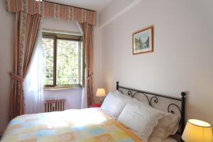 a bedroom with a bed and a window at B&B The Condottieri in Rome