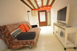 ein Wohnzimmer mit einem Sofa und einem Flachbild-TV in der Unterkunft BARBERA-Biennale in Venedig