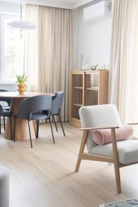 a living room with a table and chairs at Apartament D&Z in Elblag