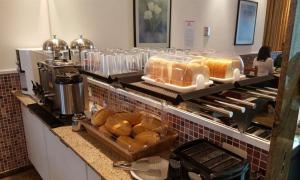 a kitchen counter with bread and loaves of bread at Hotel Três Poderes in São Paulo