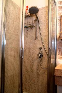 La salle de bains est pourvue d'une douche avec une porte en verre. dans l'établissement Dream Home, à Ostuni