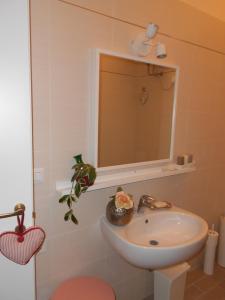 a bathroom with a sink and a mirror at Il Cielo in Una Stanza in Ravenna