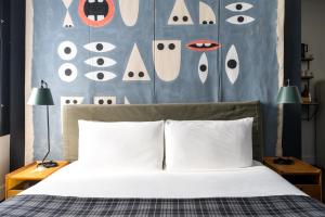 Säng eller sängar i ett rum på Ace Hotel New York