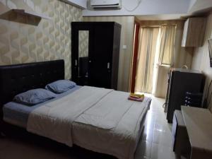a bedroom with a large bed in a room at Japlen Room in Pondokcabe Hilir