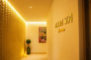 a hallway with a room sign on the wall at Boutique Hotel Bogliaco in Gargnano