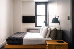 a bedroom with a bed and a window at Ace Hotel New York in New York +39 photos
