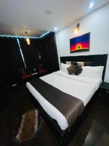 a bedroom with a large white bed in a room at Upper city heart hotel #Atithi Devo Bhava #Mountain View # Cheap Hotel Best Prices Guaranteed with Deals#Free Parking#cricket stadium 8 km#Mcleodganj 2 km- Bhagsunag 4 km in Dharamshala