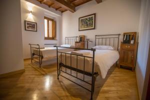 Postel nebo postele na pokoji v ubytování Palazzo Tronconi + 37 fotografií