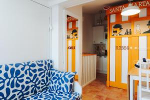 a living room with a couch and a kitchen at Cencibel - Harbor's Light in Villajoyosa