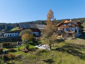 an aerial view of a house with a yard at Unterpfaffstall-Hof in Collalbo