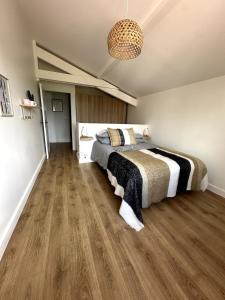 a bedroom with a bed and a wooden floor at Villa Haizea proche Bidart in Ahetze
