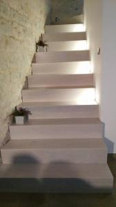una escalera en una casa con una pared de piedra en Casa Al Vicoletto, en Módica