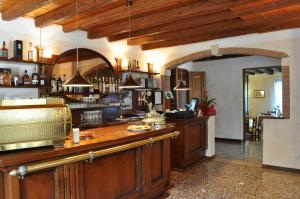 a kitchen with a bar in a room at Locanda degli Ulivi in Arcugnano