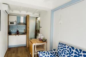 a small apartment with a kitchen and a living room at Godello - Harbor's Light in Villajoyosa