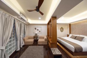 a bedroom with a bed and a ceiling fan at Casa Le Damuz At MRT Bangphlat - Adult Only in Bangkok