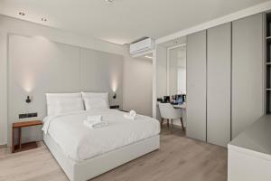 Un pat sau paturi într-o cameră la Warner Boutique Hotel-Adults Only