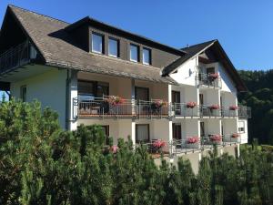 een gebouw met bloemen op de balkons bij Landhaus Kramer in Willingen