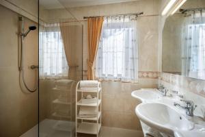 a bathroom with two sinks and a shower at Appartements Metzgerhof in Niederau +59 photos
