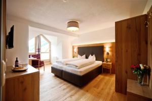 1 dormitorio con 1 cama grande en una habitación en Hotel Verwall en Ischgl