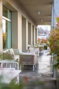 a row of chairs and tables on a patio at HSM Hotel San Martino in Garbagnate Monastero 