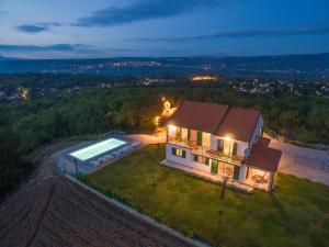 eine Luftansicht eines Hauses mit Pool in der Unterkunft Villa Matko - family destination in Zmijavci