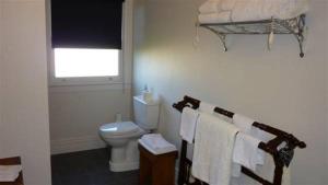 Kylpyhuone majoituspaikassa Kippilaw House