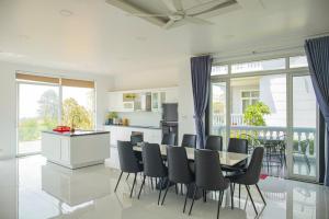 a kitchen and dining room with a table and chairs at Căn Hộ OceanVista & Biệt Thự Sealink Phan Thiết - Mũi Né in Phan Thiet