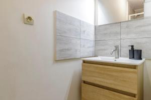 a bathroom with a sink and a mirror at Cœur Historique, Duplex pour 5 in Issoudun