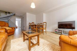 a living room with a couch and a table at Cœur Historique, Duplex pour 5 in Issoudun
