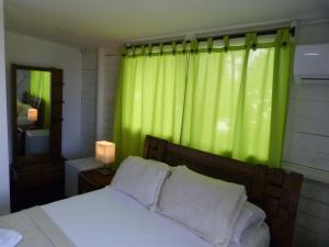 Ένα ή περισσότερα κρεβάτια σε δωμάτιο στο Sunset Hotel