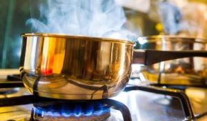 two pots sitting on top of a stove at Rahul Residency Homestay- Couple & Family friendly- 'prime location- Easy access to Mall Rd- WiFi- Smart TV - Kitchen- City view in Solan