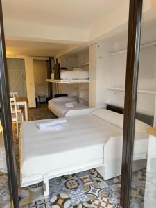 a room with three beds in a room at Moscatel - Harbor's Light in Villajoyosa
