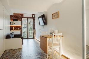 a kitchen and a living room with a table at Moscatel - Harbor's Light in Villajoyosa