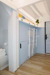 a room with a blue wall and a door at Verdejo - Harbor's Light in Villajoyosa