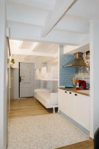 a room with a kitchen and a bunk bed at Verdejo - Harbor's Light in Villajoyosa
