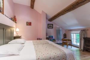 a bedroom with a large bed and a table at Le P'tit Clos in Vantoux