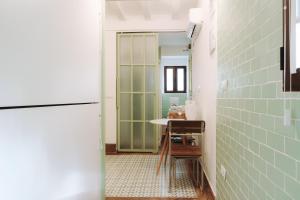 a kitchen with a table and a refrigerator in a room at Cabernet Sauvignon - Harbor's Light in Villajoyosa