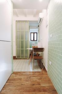 a kitchen with a table in a room with a refrigerator at Cabernet Sauvignon - Harbor's Light in Villajoyosa
