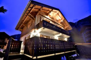 Chalet Cristalliers - 5 Bedroom luxury chalet in central Chamonix with log fire and hot tub a l'hivern