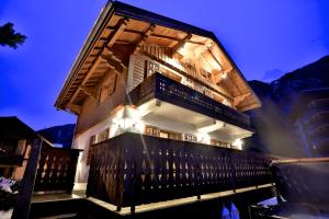 Gallery image of Chalet Cristalliers - 5 Bedroom luxury chalet in central Chamonix with log fire and hot tub in Chamonix
