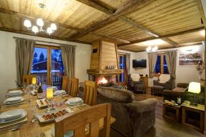 Lounge o bar area sa Chalet Cristalliers - 5 Bedroom luxury chalet in central Chamonix with log fire and hot tub
