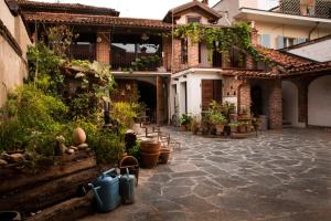 an courtyard with potted plants and a building at Villa Maddalena in Bra