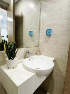 a bathroom with a sink and a potted plant at Studio Ocean Park 0301 - toà S1 in Gia Lâm Pho