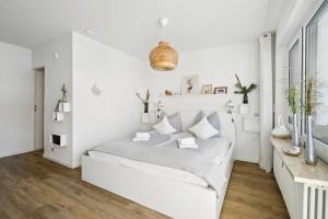 a white bedroom with a bed with white walls at Schneerosenblüte Steibis mit O Plus in Oberstaufen