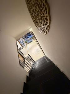 eine Draufsicht auf ein Treppenhaus in einem Haus in der Unterkunft Sama AL Hamra Hotel Apartments in Raʼs Bayrūt