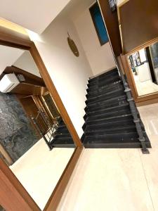 Blick auf ein Treppenhaus in einem Haus in der Unterkunft Sama AL Hamra Hotel Apartments in Raʼs Bayrūt